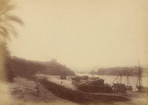 Vista do Nilo com barcos e ruínas